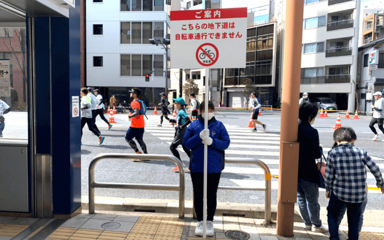 マラソン大会などの野外イベントでの交通案内